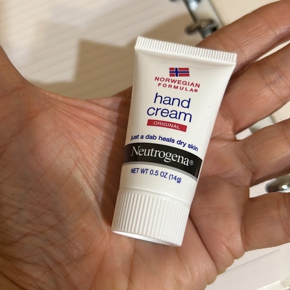 7 Quantity NEW Neutrogena Hand Cream ORIGINAL Norwegian Formula Deluxe Travel Sz - Picture 13 of 13